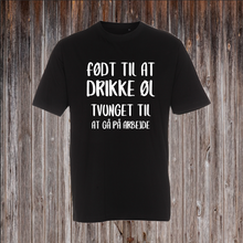 Indlæs billede til gallerivisning født til at drikke øl tvunget til at gå på arbejde