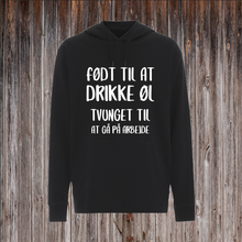 Indlæs billede til gallerivisning FØDT TIL AT DRIKKE ØL TVUNGET TIL AT GÅ PÅ ARBEJDE.