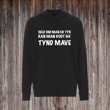 Indlæs billede til gallerivisning SELV OM MAN ER TYK KAN MAN GODT HAVE TYND MAVE.