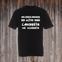 Indlæs billede til gallerivisning DEN YNGSTE SØSKENDE ER ALTID DEN LÆKRESTE OG KLOGESTE