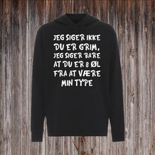 Indlæs billede til gallerivisning JEG SIGER IKKE DU ER GRIM, JEG SIGER BARE ATDU ER BARE 8 ØL FRA AT VÆRE MIN TYPE.