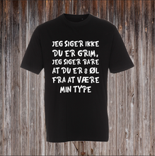 Indlæs billede til gallerivisning JEG SIGER IKKE DU ER GRIM, JEG SIGER DU ER BARE 8 ØL FRA AT VÆRE MIN TYPE