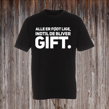 Indlæs billede til gallerivisning ALLE ER FØDT LIGE INDTIL DE BLIVER GIFT