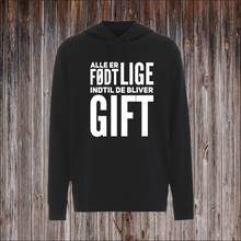 Indlæs billede til gallerivisning ALLE ER FØDT LIGE INDTIL DE BLIVER GIFT 2.