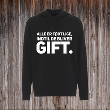 Indlæs billede til gallerivisning ALLE ER FØDT LIGE INDTIL DE BLIVER GIFT.