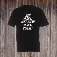Indlæs billede til gallerivisning NEJ VI SKAL IKKE HJEM VI SKAL VIDERE