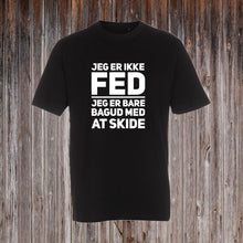 Indlæs billede til gallerivisning JEG ER IKKE FED JEG ER BARE BAGUD MED AT SKIDE