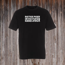 Indlæs billede til gallerivisning RIGTIGE PIGER GØR HVAD MÆND SIGER