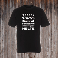 Indlæs billede til gallerivisning MORFAR FINDES FORDI BØRN HAR BRUGT FOR HELTE